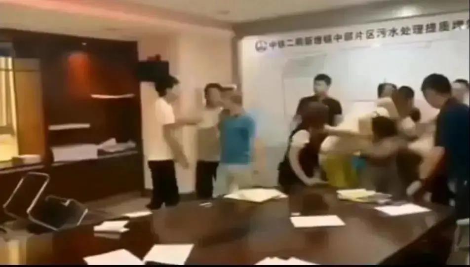 中鐵二局閥門投標(biāo)現(xiàn)場(chǎng),報(bào)最低價(jià)者被“群揍”…咋回事?- 中鐵二局閥門投標(biāo)現(xiàn)場(chǎng),報(bào)最低價(jià)者被“群揍”…咋回事?-